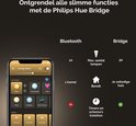 Een smartphone toont de Philips Hue app met verbindingsopties voor Bluetooth en de Bridge.