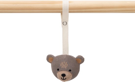 Grijze gebreide berenkop knuffel met bruine oren, hangend aan een houten stok.