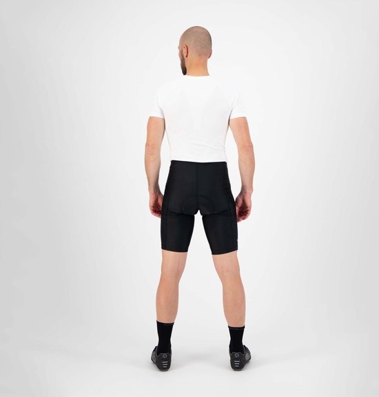 Man van achteren gezien, draagt een witte fietsjersey en zwarte fietsbroek.