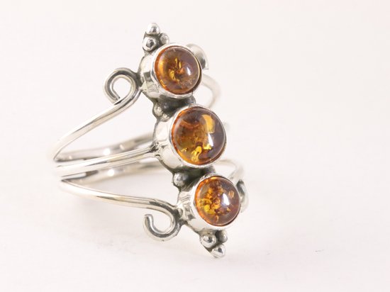 Opengewerkte zilveren ring met 3 amber stenen