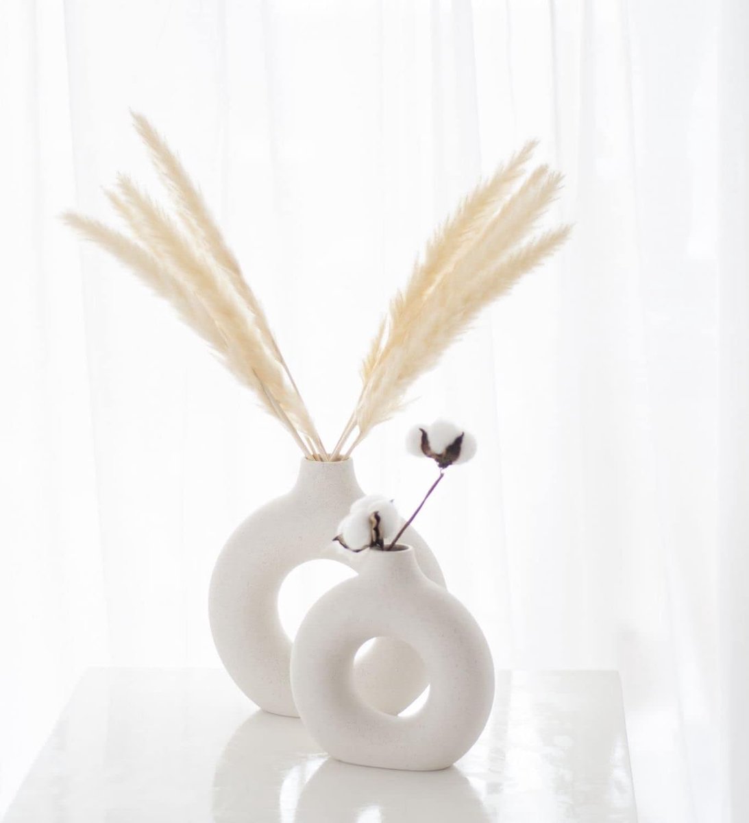 Witte kleine donutvaas, decoratie van keramiek voor pampasgras, ronde smalle mond, bloemenvazen voor esthetische kamerdecoratie, tafeldecoratie, 20 cm, natuurlijk wit zand