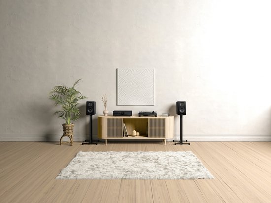 Stijlvolle woonkamer met een Sonoro Maestro receiver op een dressoir tussen twee luidsprekers.