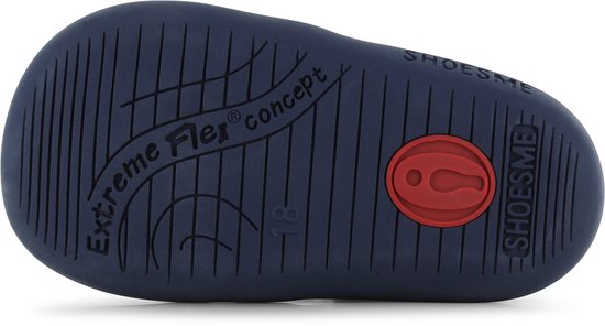 Donkerblauwe zool van een kinderschoen met 'Extreme Flex concept' opdruk.