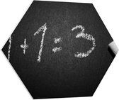 PVC Schuimplaat Hexagon - 1+1=3 met Krijt Geschreven op Krijtbord - 70x60.9 cm Foto op Hexagon (Met Ophangsysteem)
