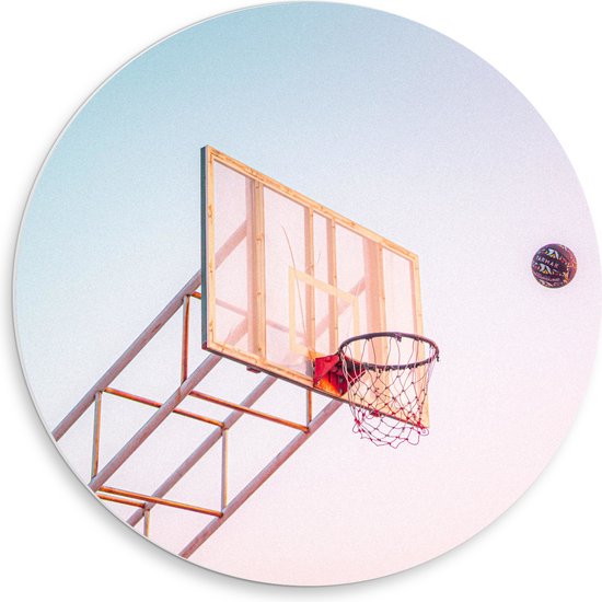 PVC Schuimplaat Muurcirkel - Bal Vallend in Basket onder Blauwe Lucht - 50x50 cm Foto op Muurcirkel (met ophangsysteem)