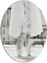 Dibond Ovaal - Ballerina in Witte Kanten Jurk op Spitzen (Zwart-wit) - 60x80 cm Foto op Ovaal (Met Ophangsysteem)