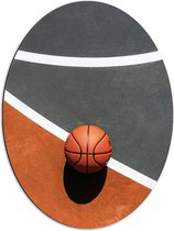 Dibond Ovaal - Bovenaanzicht van Basketbal op Lijnen van Basketbalveld - 51x68 cm Foto op Ovaal (Met Ophangsysteem)