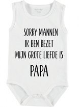 Baby Rompertje met tekst 'Sorry mannen ik ben bezet, mijn grote liefde is papa' | mouwloos l | wit zwart | maat 62/68 | cadeau | Kraamcadeau | Kraamkado