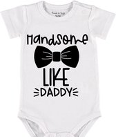 Baby Rompertje met tekst 'Handsome like daddy' |Korte mouw l | wit zwart | maat 50/56 | cadeau | Kraamcadeau | Kraamkado