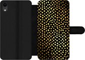 Bookcase Geschikt voor iPhone XR telefoonhoesje - Stippen - Goud - Zwart - Met vakjes - Wallet case met magneetsluiting
