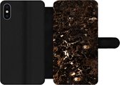 Bookcase Geschikt voor iPhone X telefoonhoesje - Marmer print - Zwart - Goud - Met vakjes - Wallet case met magneetsluiting