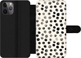 Bookcase Geschikt voor iPhone 11 Pro Max telefoonhoesje - Stippen - Zwart - Wit - Met vakjes - Wallet case met magneetsluiting