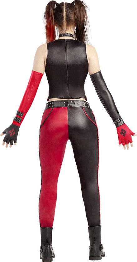 Achterkant vrouw in Harley Quinn-kostuum: rode en zwarte outfit met ruitpatroon op de linkerbroekspijp, rode en zwarte handschoenen.