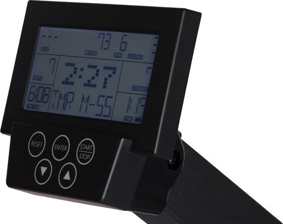 Zwart scherm van de trainingscomputer van een roeimachine, met gegevens zoals puls, meters, SPM en calorieën.
