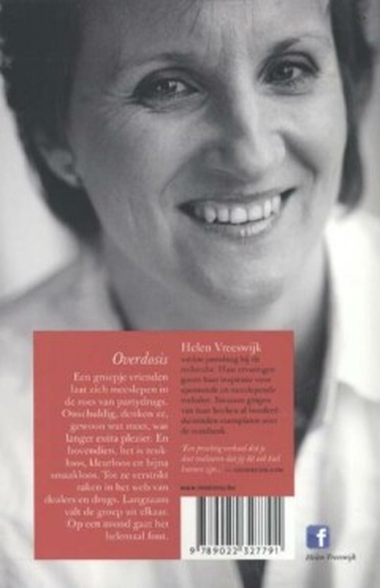 Portret van een lachende oudere vrouw met kort haar, met tekst over 'Overdosis' van Helen Vreeswijk.