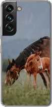 Geschikt voor Samsung Galaxy S22 hoesje - Paarden - Veulen - Natuur - Siliconen Telefoonhoesje