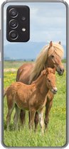 Geschikt voor Samsung Galaxy A53 5G hoesje - Paarden - Veulen - Berg - Siliconen Telefoonhoesje