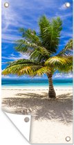 Wanddecoratie buiten Kokospalm op het zand bij Moorea in Oceanië - 80x160 cm - Tuindoek - Buitenposter