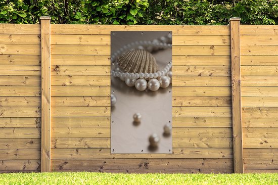 Décoration murale d'extérieur Gros plan d'un collier de perles - 80x160 cm - Toile jardin - Poster extérieur