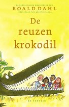 De reuzenkrokodil. Tekening van een grote groene krokodil met open bek en tanden, die vier kinderen bedreigt. Titel in gele letters.