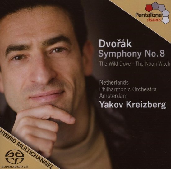 Close-up van Yakov Kreizberg, die met zijn hand zijn kin ondersteunt. De tekst Dvořák Symphony No. 8, Pentatone Classics, Netherlands Philharmonic Orchestra Amsterdam, Yakov Kreizberg.