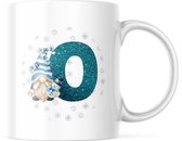 Kerst Mok met afbeelding: Snowman Gnome - Blauw - Letter O | Kerst Decoratie | Kerst Versiering | Grappige Cadeaus | Koffiemok | Koffiebeker | Theemok | Theebeker