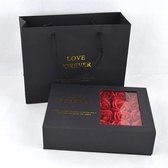 Rozen met een ketting in doosje | Zilverkleurige Sleutelhanger set Hart | Cadeau voor haar | Valentijn cadeautje vrouw | Moederdag cadeau | Decoratie | Trouw & Liefde | Cadeautip
