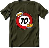 70 Jaar Hoera Verkeersbord T-Shirt | Grappig Verjaardag Cadeau | Dames - Heren | - Leger Groen - M