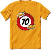 70 Jaar Hoera Verkeersbord T-Shirt | Grappig Verjaardag Cadeau | Dames - Heren | - Geel - XL
