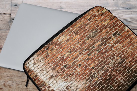 Housse pour ordinateur portable 17 pouces 41x32 cm - Mur de pierre - Housse pour Macbook & Laptop Image plein cadre d'un mur de briques rouges à contraste élevé avec une touche de peinture blanche - Housse pour ordinateur portable avec photo