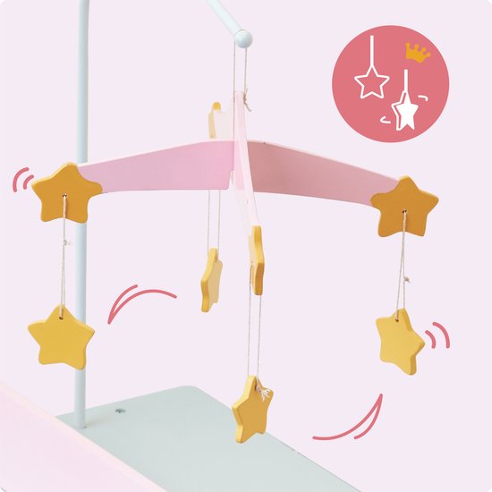 Mobiel met roze frame en gele sterren die aan het grijze poppencommode hangen.