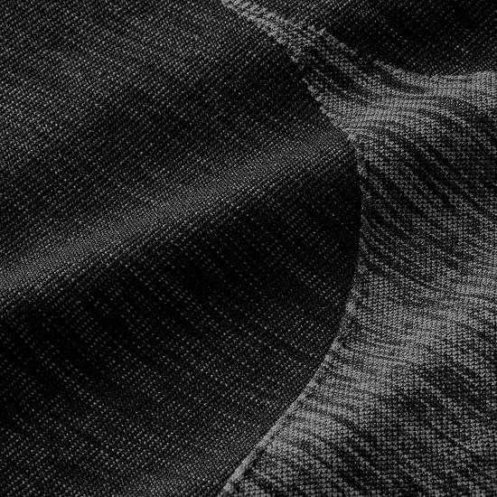 Close-up van zwart melange stof met reliëf. De textuur is zichtbaar, met glanzende en matte garens die een subtiel patroon vormen.