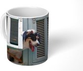 Mok - Hond kijkend door een luik - 350 ML - Beker