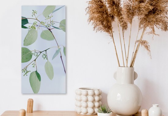 Canvas schilderij 20x40 cm - Wanddecoratie Eucalyptustakken met bladeren - Muurdecoratie woonkamer - Slaapkamer decoratie - Kamer accessoires - Schilderijen op canvas