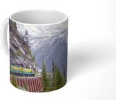 Mok - Koffiemok - Een trein rijdend langs een bergwand - Mokken - 350 ML - Beker - Koffiemokken - Theemok