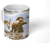 Mok - Een hond voltooid zijn jacht met een eend in zijn bek - 350 ML - Beker