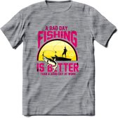 A Bad Day Fishing - Vissen T-Shirt | Roze | Grappig Verjaardag Vis Hobby Cadeau Shirt | Dames - Heren - Unisex | Tshirt Hengelsport Kleding Kado - Donker Grijs - Gemaleerd - XL