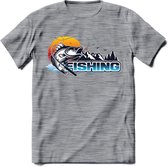 Fishing - Vissen T-Shirt | Grappig Verjaardag Vis Hobby Cadeau Shirt | Dames - Heren - Unisex | Tshirt Hengelsport Kleding Kado - Donker Grijs - Gemaleerd - XL