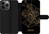 Bookcase Geschikt voor iPhone 13 Pro Max telefoonhoesje - Reims - Kaart - Goud - Met vakjes - Wallet case met magneetsluiting