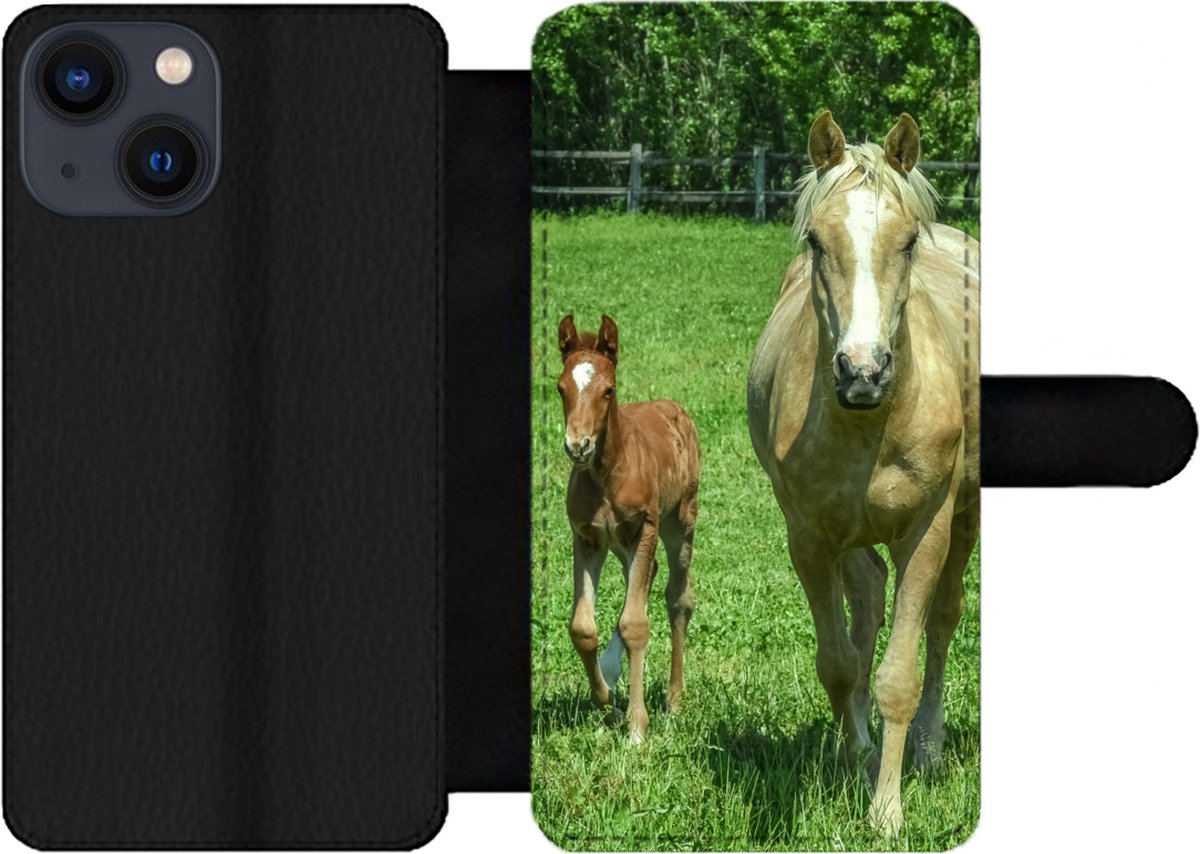 Telefoonhoesje Geschikt voor iPhone 13 Mini telefoonhoesje - Paard - Veulen - Dieren - Met vakjes - Wallet case met magneetsluiting