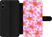 Bookcase Geschikt voor iPhone XS telefoonhoesje - Bloem - Roze - Patronen - Met vakjes - Wallet case met magneetsluiting - Verjaardag cadeau tiener