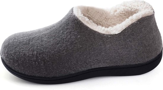 Grijze pantoffel met creme sherpa voering en zwarte zool.