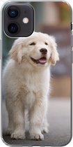Geschikt voor iPhone 12 hoesje - Een Golden Retriever puppy lopend op de stoep - Siliconen Telefoonhoesje