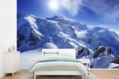 Behang - Fotobehang De Mont Blanc met zonnestralen - Breedte 330 cm x hoogte 220 cm