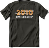 2010 Limited Edition Lines T-Shirt | Goud - Zilver | Grappig Verjaardag en Feest Cadeau Shirt | Dames - Heren - Unisex | Tshirt Kleding Kado | - Donker Grijs - XL