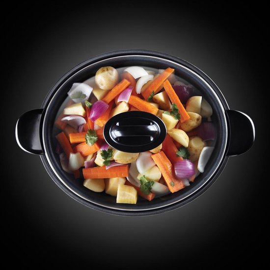 Bovenaanzicht van een Russell Hobbs slowcooker gevuld met groenten zoals aardappelen, wortelen en uien.