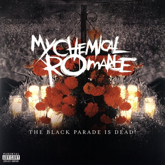 Albumhoes met de titel "MY CHEMICAL ROMANCE THE BLACK PARADE IS DEAD!" in witte letters. Centraal staan oranje bloemen en aan weerszijden staan lampen.