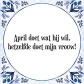 Tegeltje met Spreuk (Tegeltjeswijsheid): April doet wat hij wil, hetzelfde doet mijn vrouw! + Kado verpakking & Plakhanger