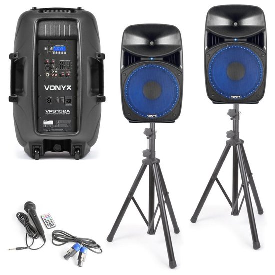 Vonyx VPS152A actieve speaker, twee speakers op statief, microfoon, afstandsbediening en kabels.