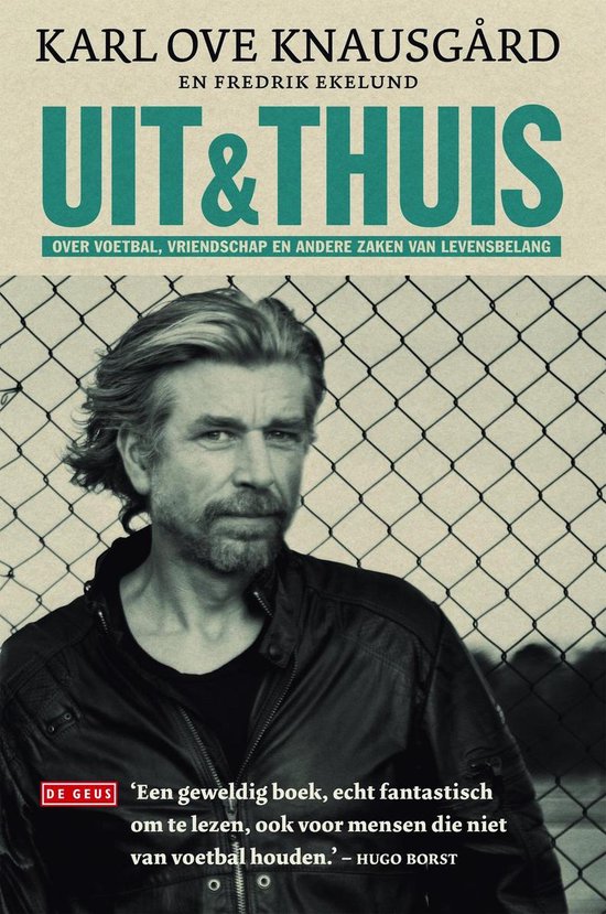 Boek "UIT & THUIS" met een foto van Karl Ove Knausgård voor een hek.